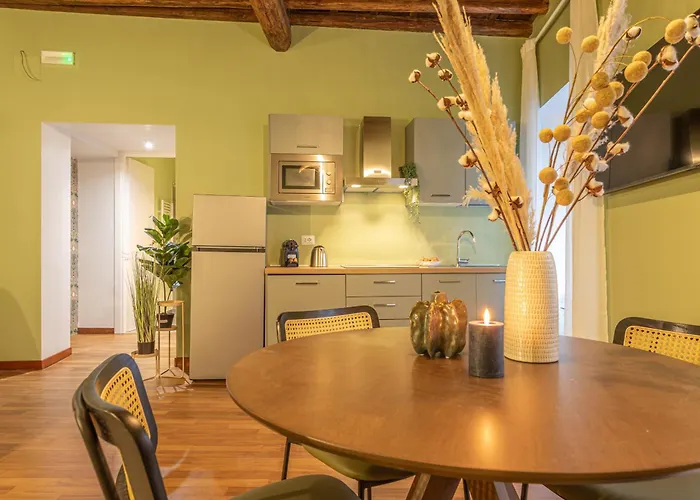 Giada - Charming At The Imperial Forums Daire Roma